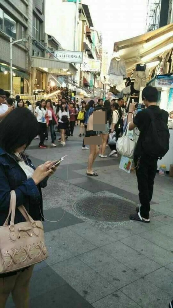 Cô gái mặc độc quần chíp, lộ vòng 1 dưỡn dẹo thả dáng khiến dân tình náo loạn-5