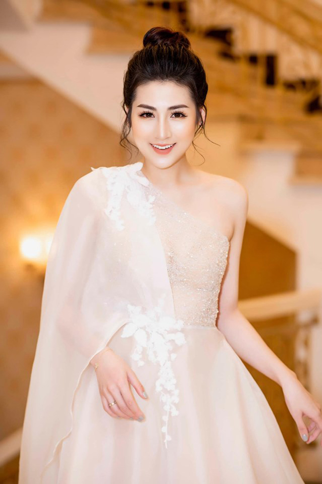 Á hậu Tú Anh, mỹ nữ Vũng Tàu đi xe 70 tỷ... sinh con càng đẹp mướt mắt như trái chín-3