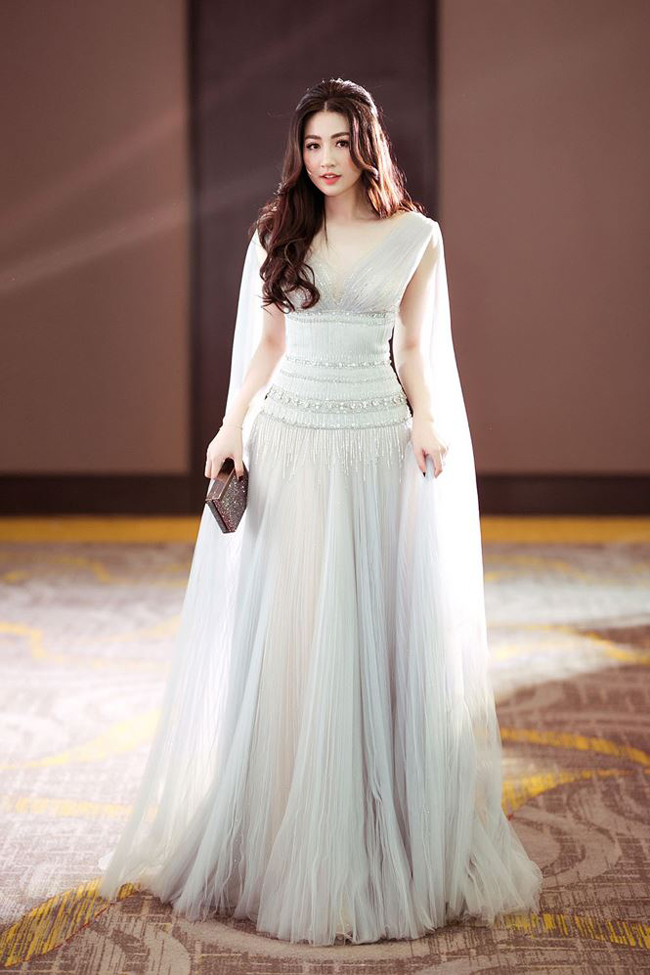 Á hậu Tú Anh, mỹ nữ Vũng Tàu đi xe 70 tỷ... sinh con càng đẹp mướt mắt như trái chín-5