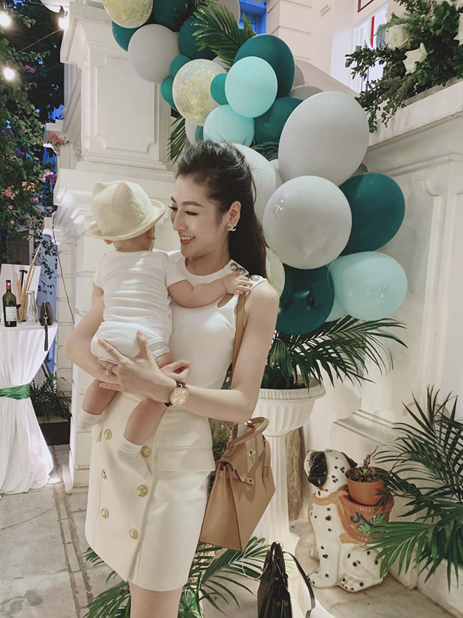 Á hậu Tú Anh, mỹ nữ Vũng Tàu đi xe 70 tỷ... sinh con càng đẹp mướt mắt như trái chín-6