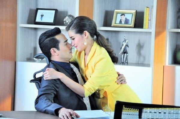 Tưởng đàn ông nào cũng giống nhau, cô thư ký giở trò bẫy sếp, ngờ đâu đúng phút gay cấn thì anh nói 1 câu khiến cô ta ngượng chín mặt-2