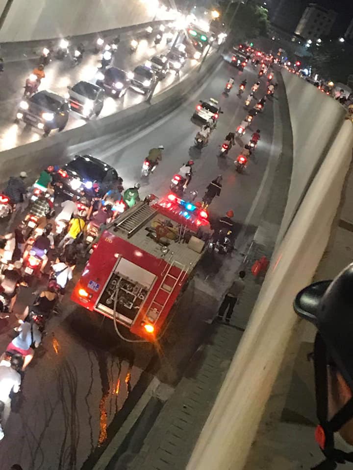 Hà Nội: Đang di chuyển, xe máy bất ngờ bốc cháy dữ dội tại hầm Kim Liên-3