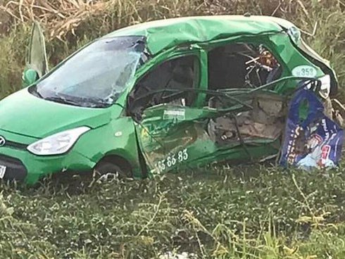 CLIP: Giây phút thót tim khi tàu hỏa hất văng taxi hàng chục mét, còi kêu liên hồi