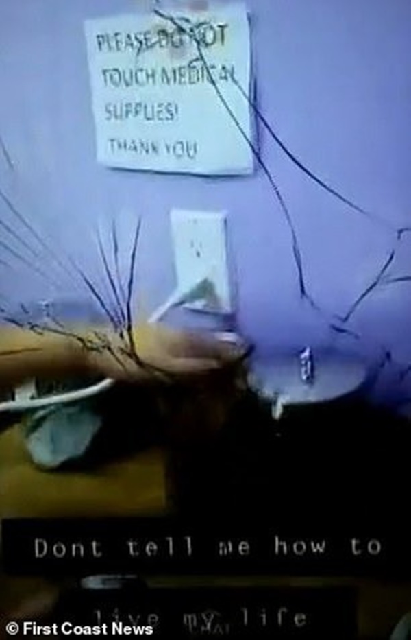 Quay cảnh con gái liếm que đè lưỡi rồi trả lại chỗ cũ tại trung tâm y tế kèm dòng caption thách thức, người mẹ chuẩn bị trả giá đắt-4