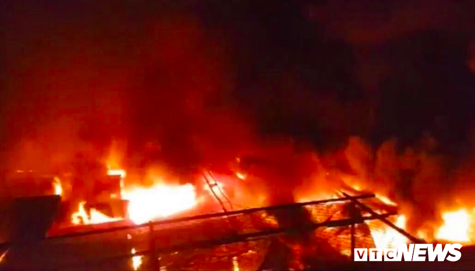 Cháy khủng khiếp chợ ở Đắk Lắk, gần 50 cửa hàng bị thiêu rụi-1