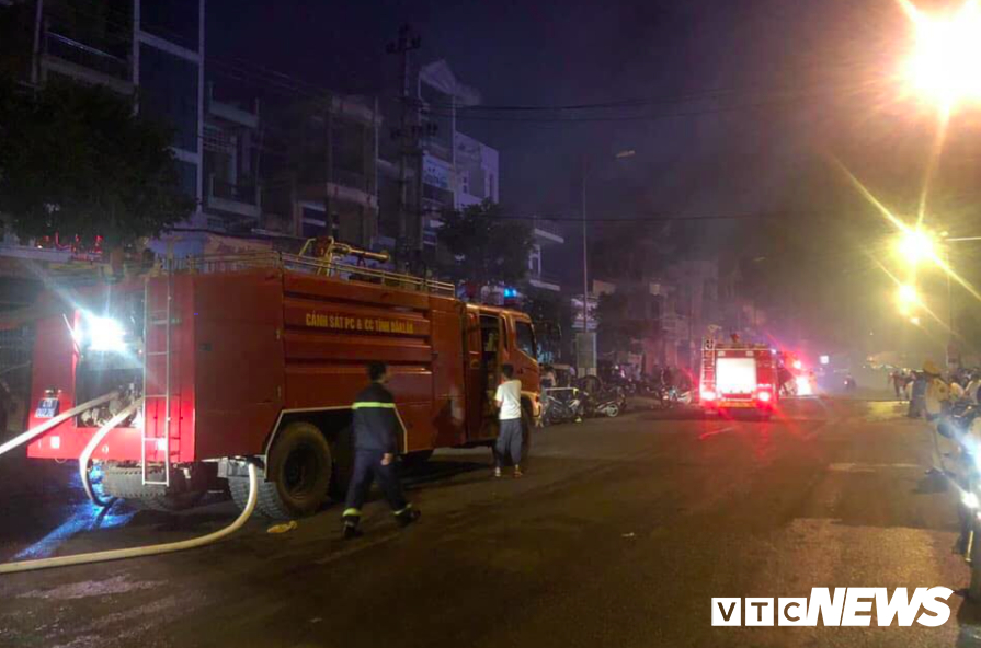 Cháy khủng khiếp chợ ở Đắk Lắk, gần 50 cửa hàng bị thiêu rụi-2