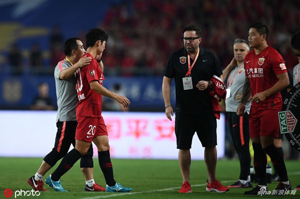 Cầu thủ Trung Quốc gây phẫn nộ sau tình huống vung chân đạp thẳng vào mắt của đối thủ-2
