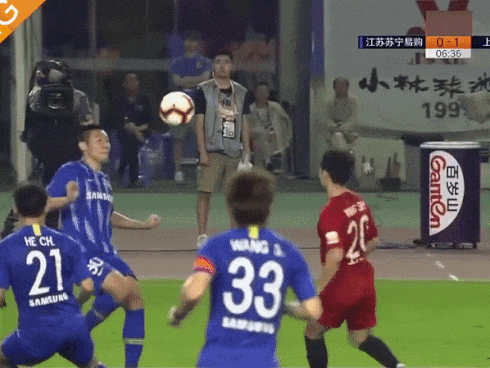Cầu thủ Trung Quốc gây phẫn nộ sau tình huống vung chân đạp thẳng vào mắt của đối thủ