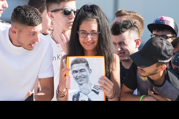 Hot như Ronaldo: Đến khám sức khỏe thôi cũng được fan ùn ùn kéo đến xem, tới tấp xin chữ ký-5