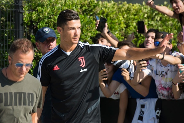 Hot như Ronaldo: Đến khám sức khỏe thôi cũng được fan ùn ùn kéo đến xem, tới tấp xin chữ ký-6