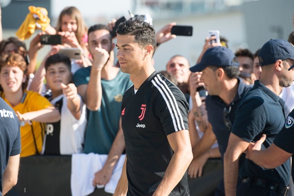 Hot như Ronaldo: Đến khám sức khỏe thôi cũng được fan ùn ùn kéo đến xem, tới tấp xin chữ ký-7