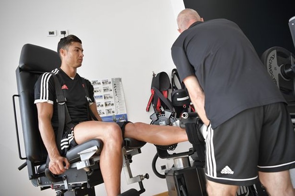 Hot như Ronaldo: Đến khám sức khỏe thôi cũng được fan ùn ùn kéo đến xem, tới tấp xin chữ ký-8