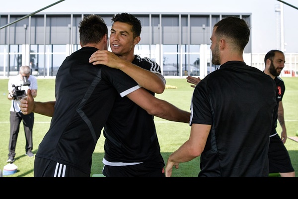 Hot như Ronaldo: Đến khám sức khỏe thôi cũng được fan ùn ùn kéo đến xem, tới tấp xin chữ ký-9