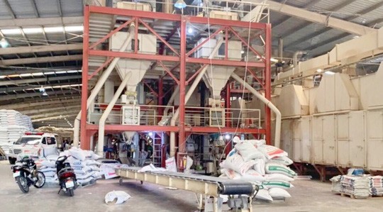 Hãi hùng công nhân chết thảm vì bị cuốn vào trục máy trộn cám-1