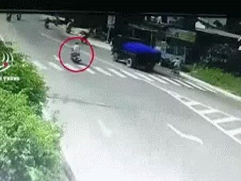 Đoạn clip minh oan cho tài xế xe ben trong vụ va chạm xe máy gây chết người