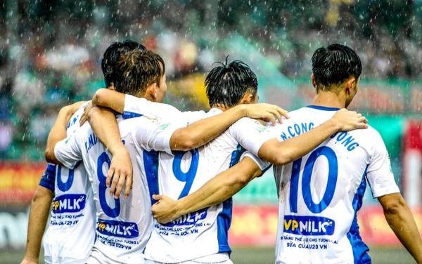 Rơi xuống nhóm đèn đỏ, CĐV HAGL cay đắng: Giá như có Công Phượng thì giờ đã khác-1