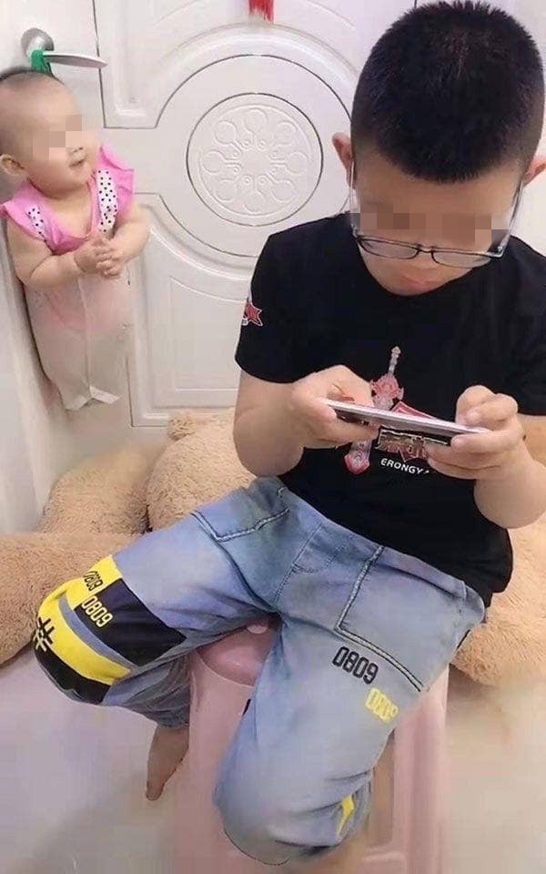 Mẹ nhờ trông em gái, cậu bé có ngay sáng kiến bất ngờ để rảnh tay chơi game-1