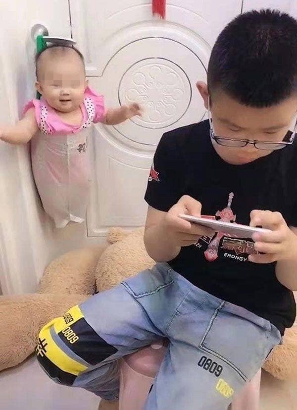 Mẹ nhờ trông em gái, cậu bé có ngay sáng kiến bất ngờ để rảnh tay chơi game-2