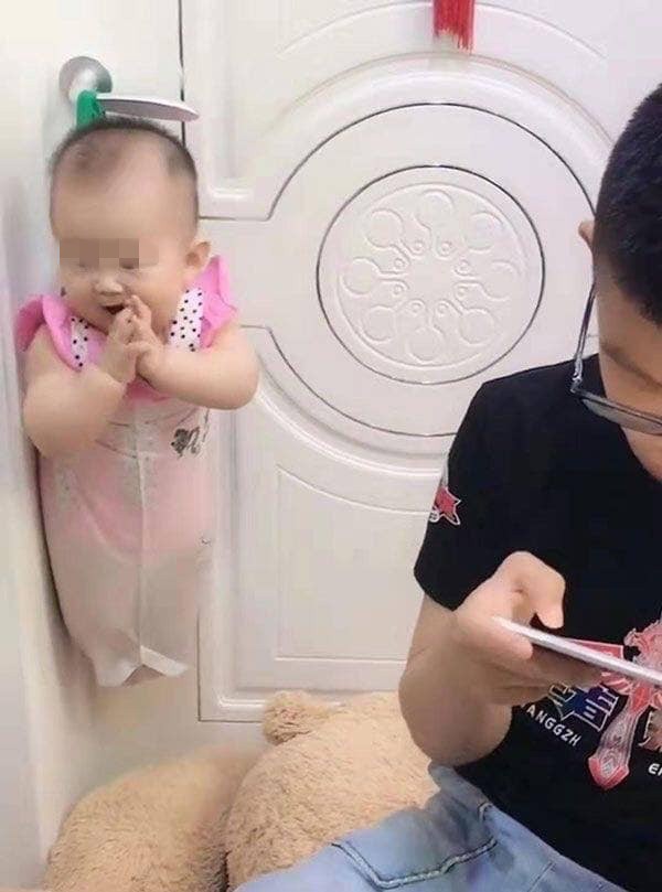 Mẹ nhờ trông em gái, cậu bé có ngay sáng kiến bất ngờ để rảnh tay chơi game-3