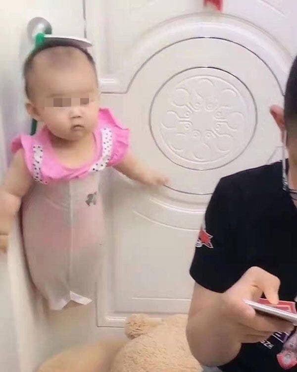 Mẹ nhờ trông em gái, cậu bé có ngay sáng kiến bất ngờ để rảnh tay chơi game-4