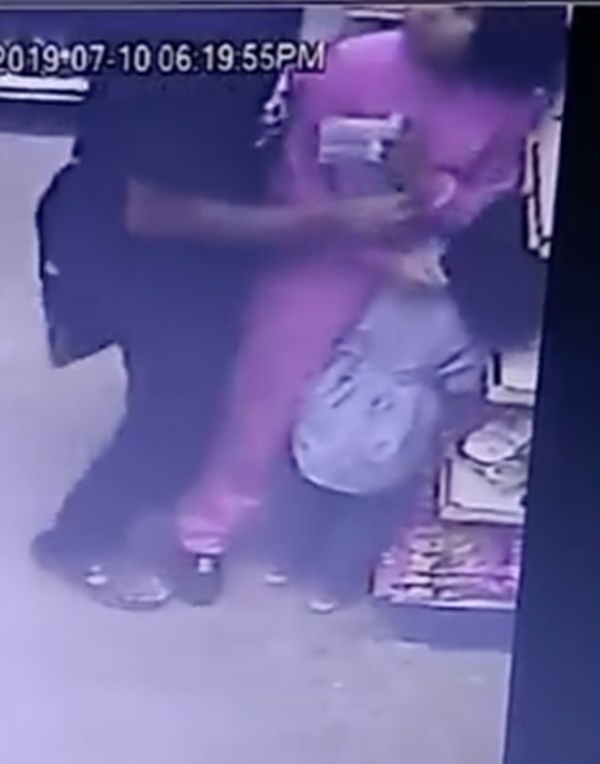 Sốc trước cảnh camera an ninh ghi lại hình ảnh yêu râu xanh ngang nhiên quấy rối các cô gái ngay trong cửa hàng tiện lợi-3