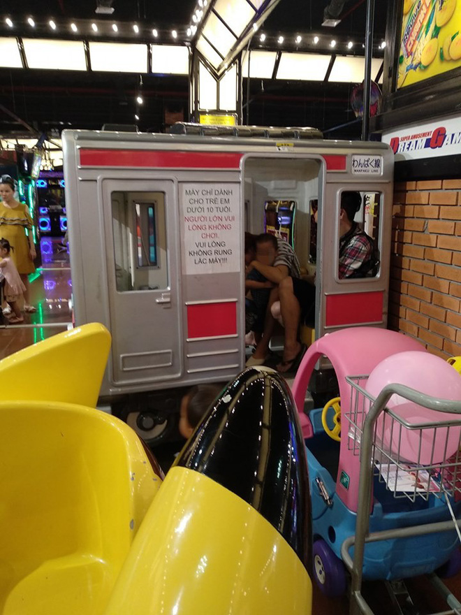 Mặc biển cấm , cặp đôi vẫn lao vào buồng chơi của trẻ nhỏ khiến bao ánh mắt bức xúc đổ về-1