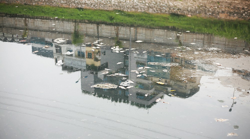 Sông Tô Lịch lại đen kịt, ô nhiễm nặng nề khiến cá chết trắng bụng sau khi bất ngờ trong xanh được vài ngày-8