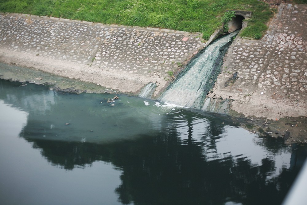 Sông Tô Lịch lại đen kịt, ô nhiễm nặng nề khiến cá chết trắng bụng sau khi bất ngờ trong xanh được vài ngày-11