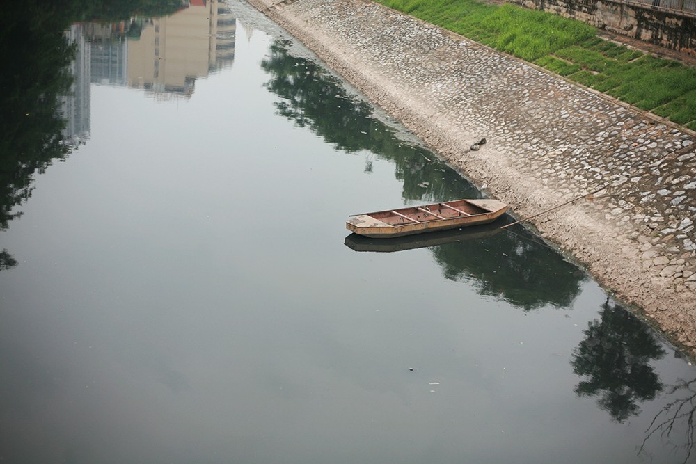 Sông Tô Lịch lại đen kịt, ô nhiễm nặng nề khiến cá chết trắng bụng sau khi bất ngờ trong xanh được vài ngày-12