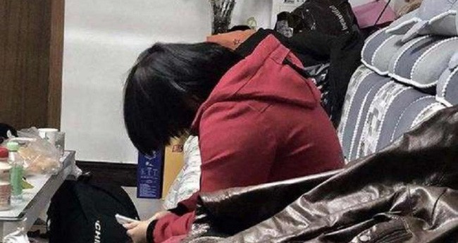 Lang thang tìm con mất tích, mẹ vô tình thấy cô gái trẻ bị điên, hé lộ quá khứ khủng khiếp con phải chịu đựng suốt 6 năm trong động quỷ dữ-1