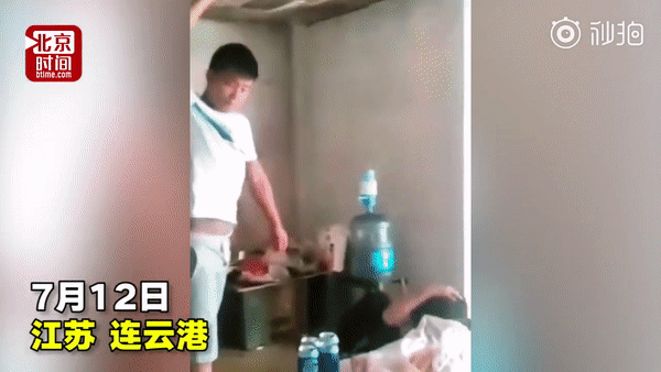 Phẫn nộ với đoạn video người đàn ông đánh hai đứa con thừa sống thiếu chết với lý do không thể tin nổi-4