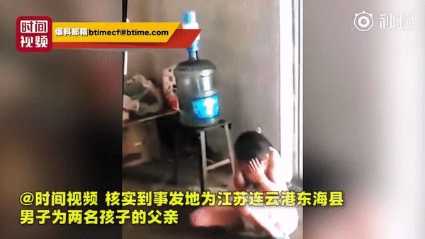 Phẫn nộ với đoạn video người đàn ông đánh hai đứa con thừa sống thiếu chết với lý do không thể tin nổi-2