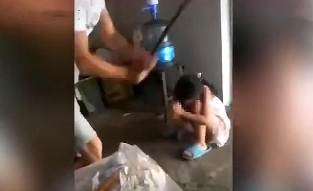 Phẫn nộ với đoạn video người đàn ông đánh hai đứa con thừa sống thiếu chết với lý do không thể tin nổi-1