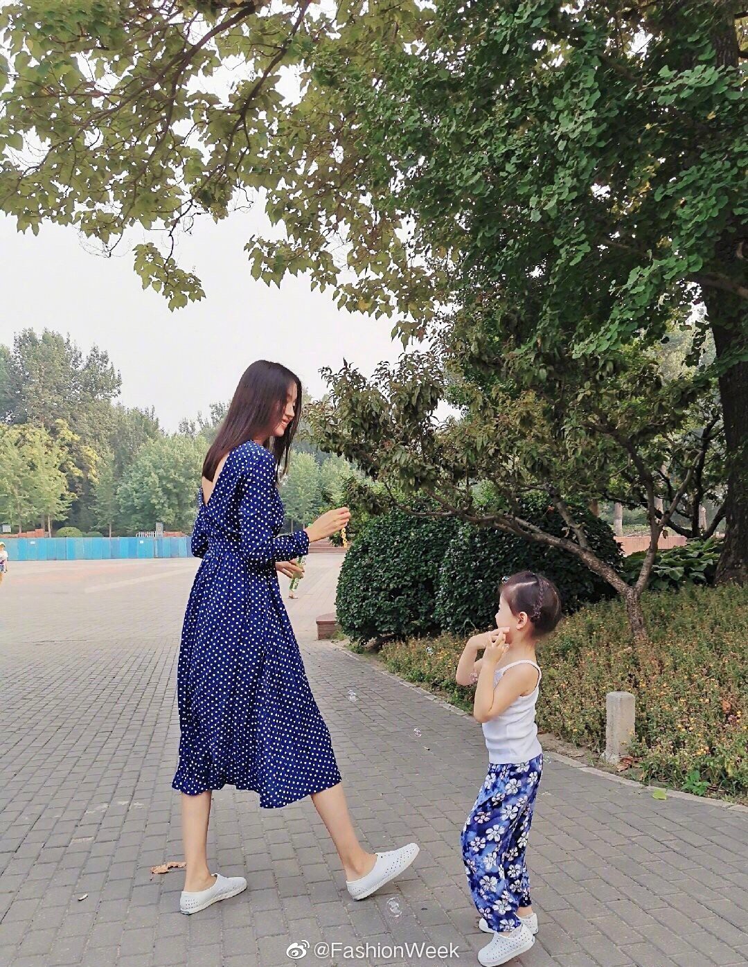 Cô con gái 3 tuổi của Hoa hậu Thế giới Trương Tử Lâm gây sốt: Chân dài miên man, tương lai nối nghiệp Hoa hậu của mẹ-1