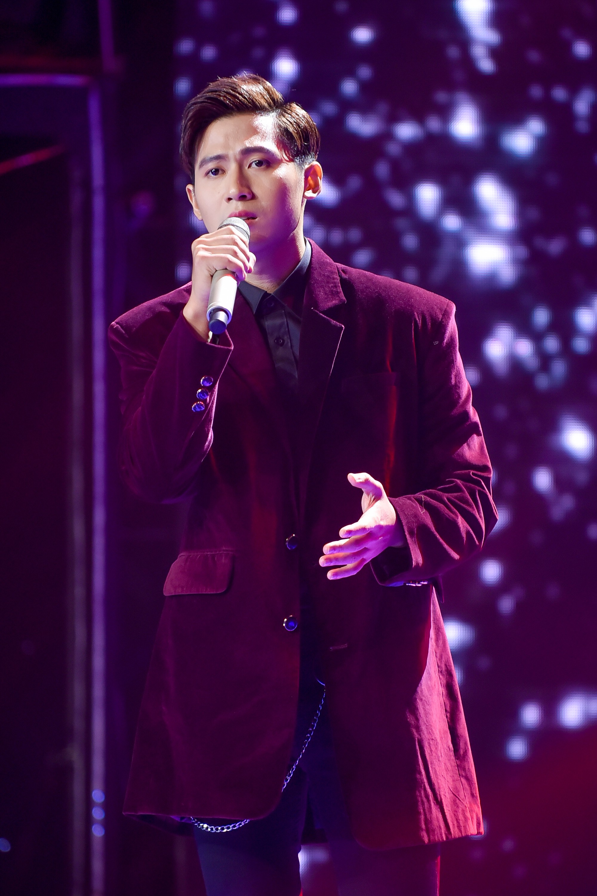 The Voice: Thấy gái đẹp quấn trăn nhảy múa tưng bừng, Tuấn Hưng phản ứng bất ngờ khiến ai cũng bật cười-10