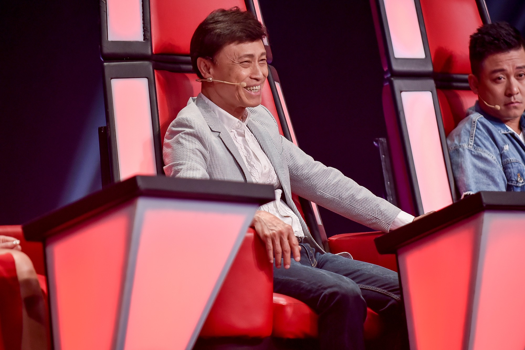 The Voice: Thấy gái đẹp quấn trăn nhảy múa tưng bừng, Tuấn Hưng phản ứng bất ngờ khiến ai cũng bật cười-1