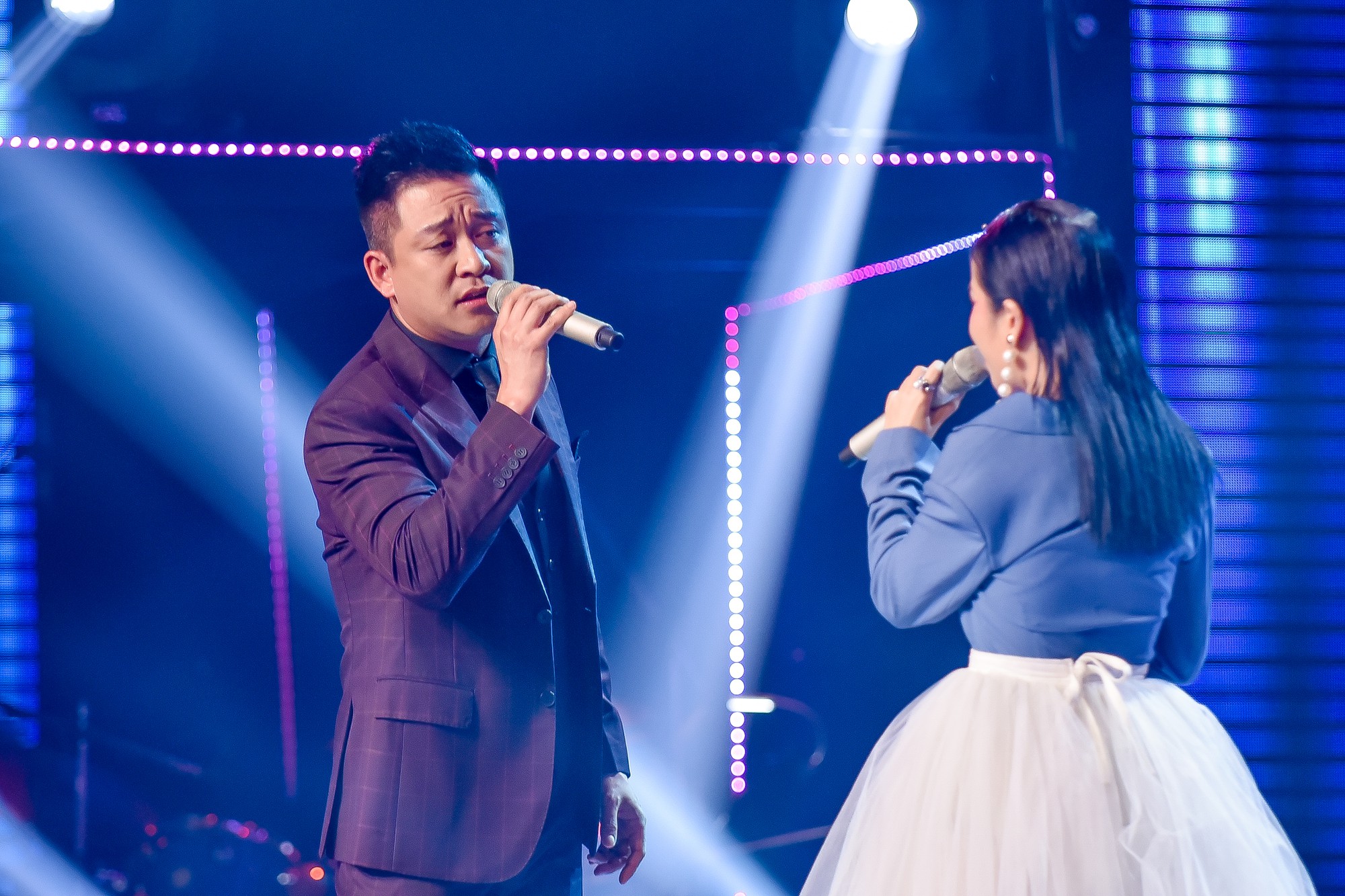 The Voice: Thấy gái đẹp quấn trăn nhảy múa tưng bừng, Tuấn Hưng phản ứng bất ngờ khiến ai cũng bật cười-16