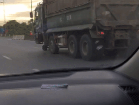 Xe ben mất một bánh trước vẫn chạy bon bon trên đường tại Hà Nội