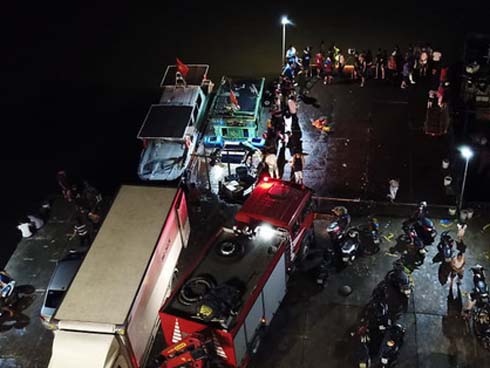 Tìm thấy thi thể bé trai 4 tuổi rơi xuống biển Hạ Long, bà và mẹ quỵ ngã-7