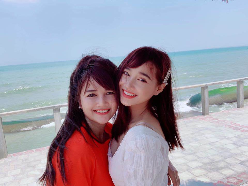 Nổi tiếng là gái ngoan, nhưng mỗi lần diện đồ khoe eo, Nhã Phương lại gây sốt-1