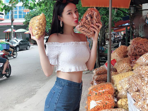 Nổi tiếng là gái ngoan, nhưng mỗi lần diện đồ khoe eo, Nhã Phương lại gây sốt