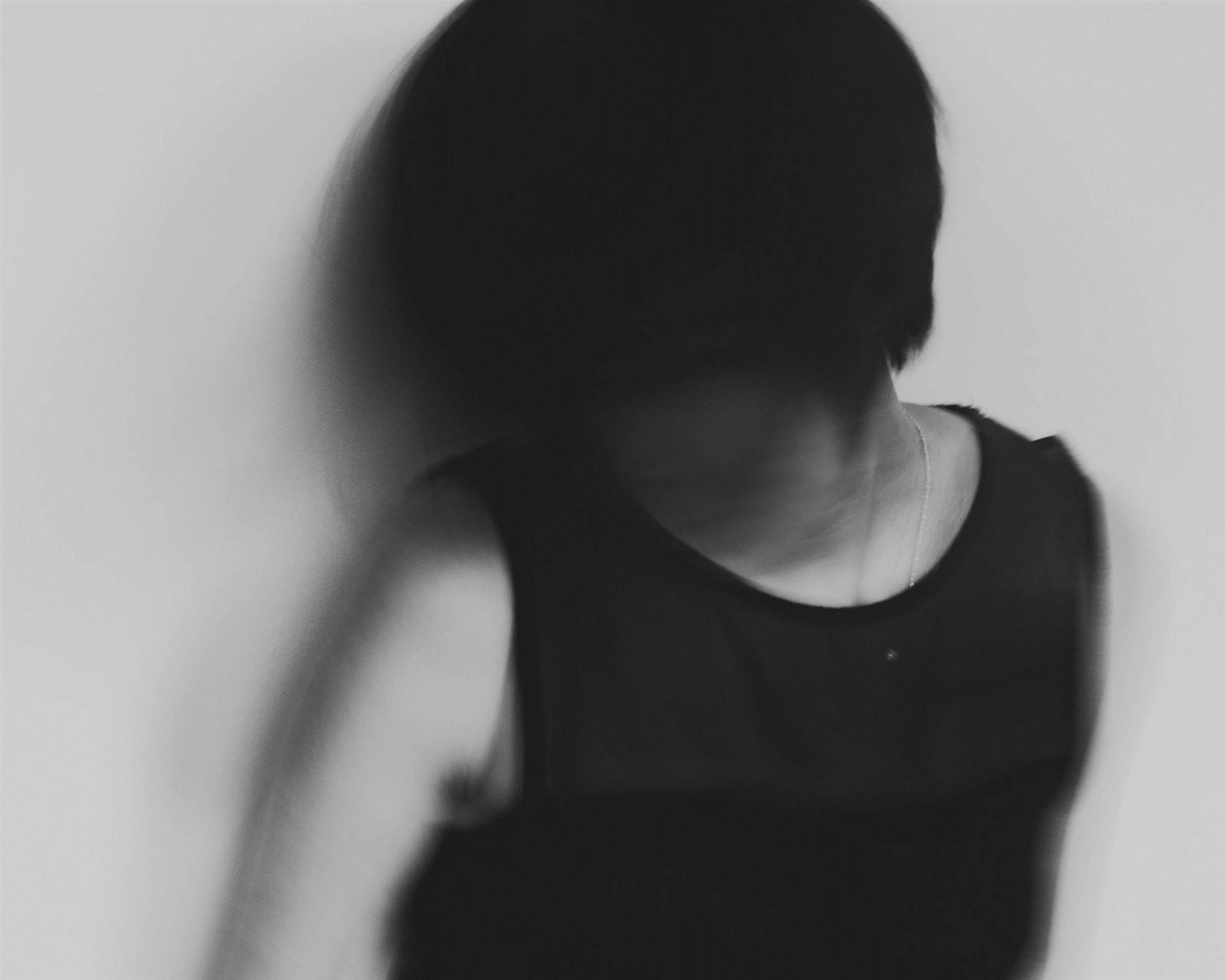 Nhật ký qua ảnh đầy xúc cảm của nữ y tá bị cưỡng hiếp và phải tự mình tìm lấy ánh sáng giữa hố sâu tăm tối-1