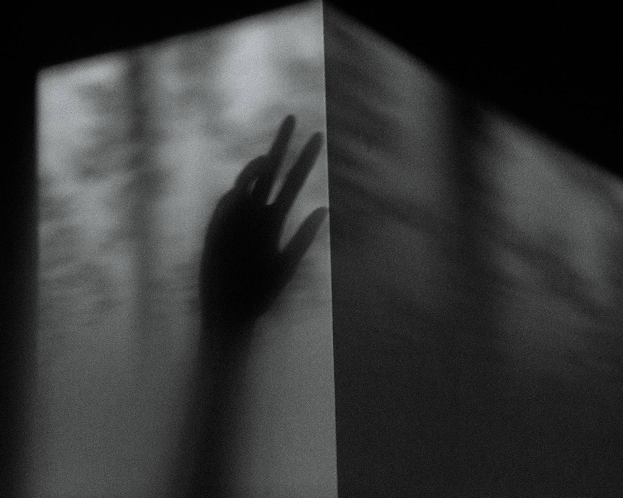 Nhật ký qua ảnh đầy xúc cảm của nữ y tá bị cưỡng hiếp và phải tự mình tìm lấy ánh sáng giữa hố sâu tăm tối-2