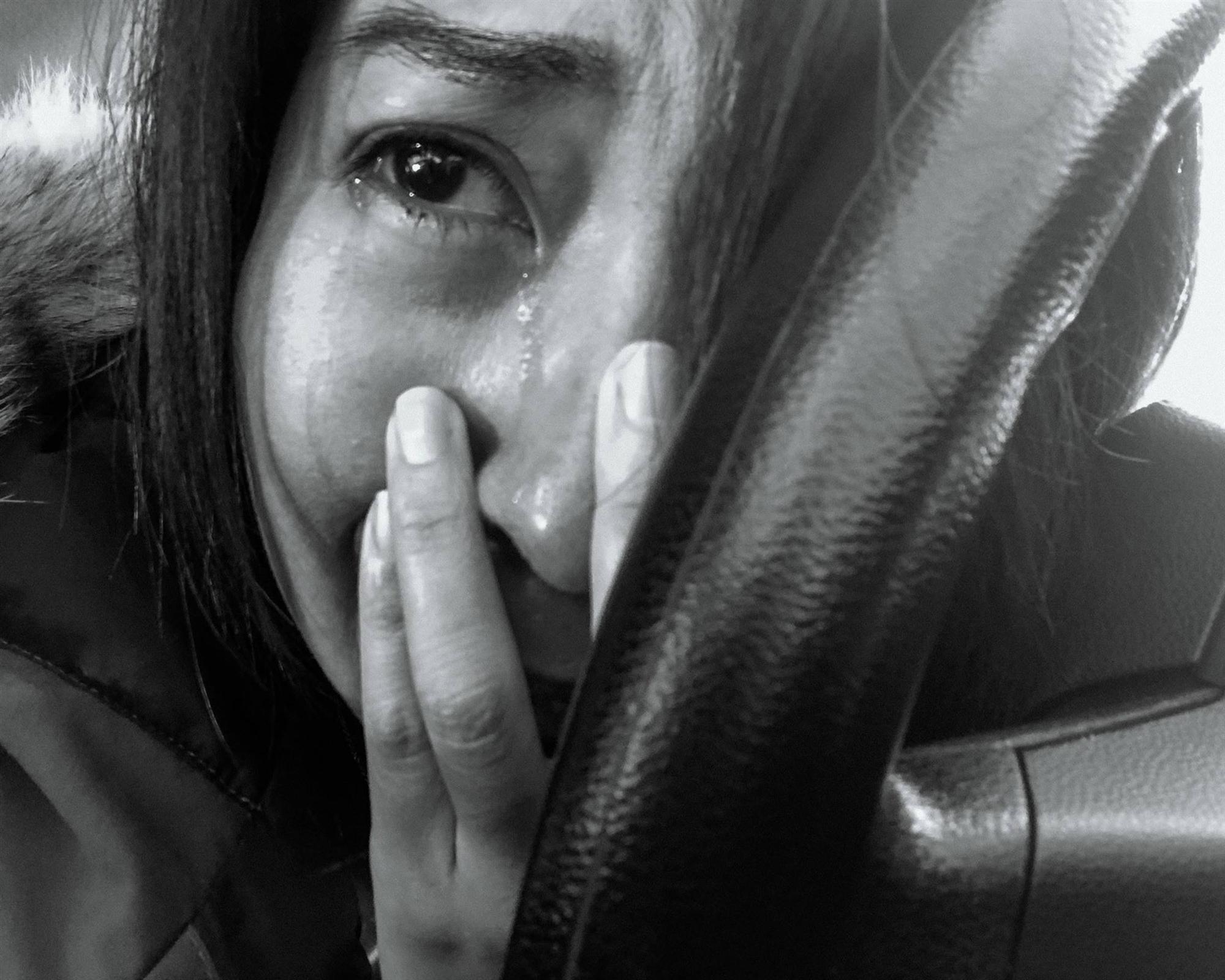 Nhật ký qua ảnh đầy xúc cảm của nữ y tá bị cưỡng hiếp và phải tự mình tìm lấy ánh sáng giữa hố sâu tăm tối-3