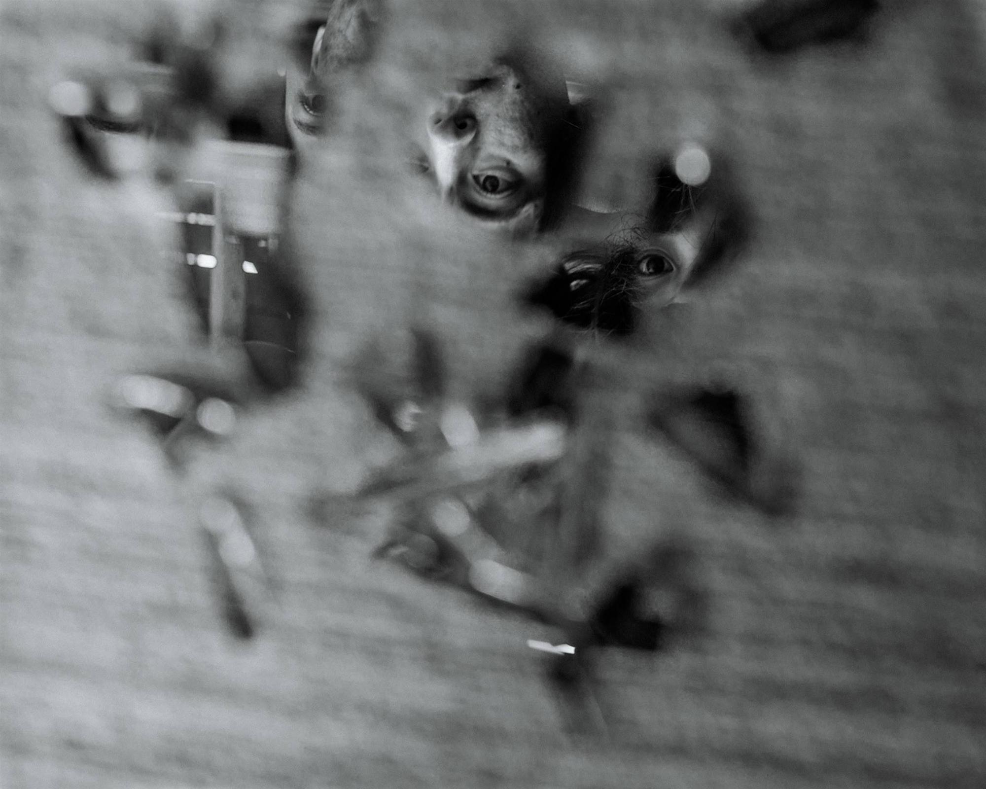 Nhật ký qua ảnh đầy xúc cảm của nữ y tá bị cưỡng hiếp và phải tự mình tìm lấy ánh sáng giữa hố sâu tăm tối-5