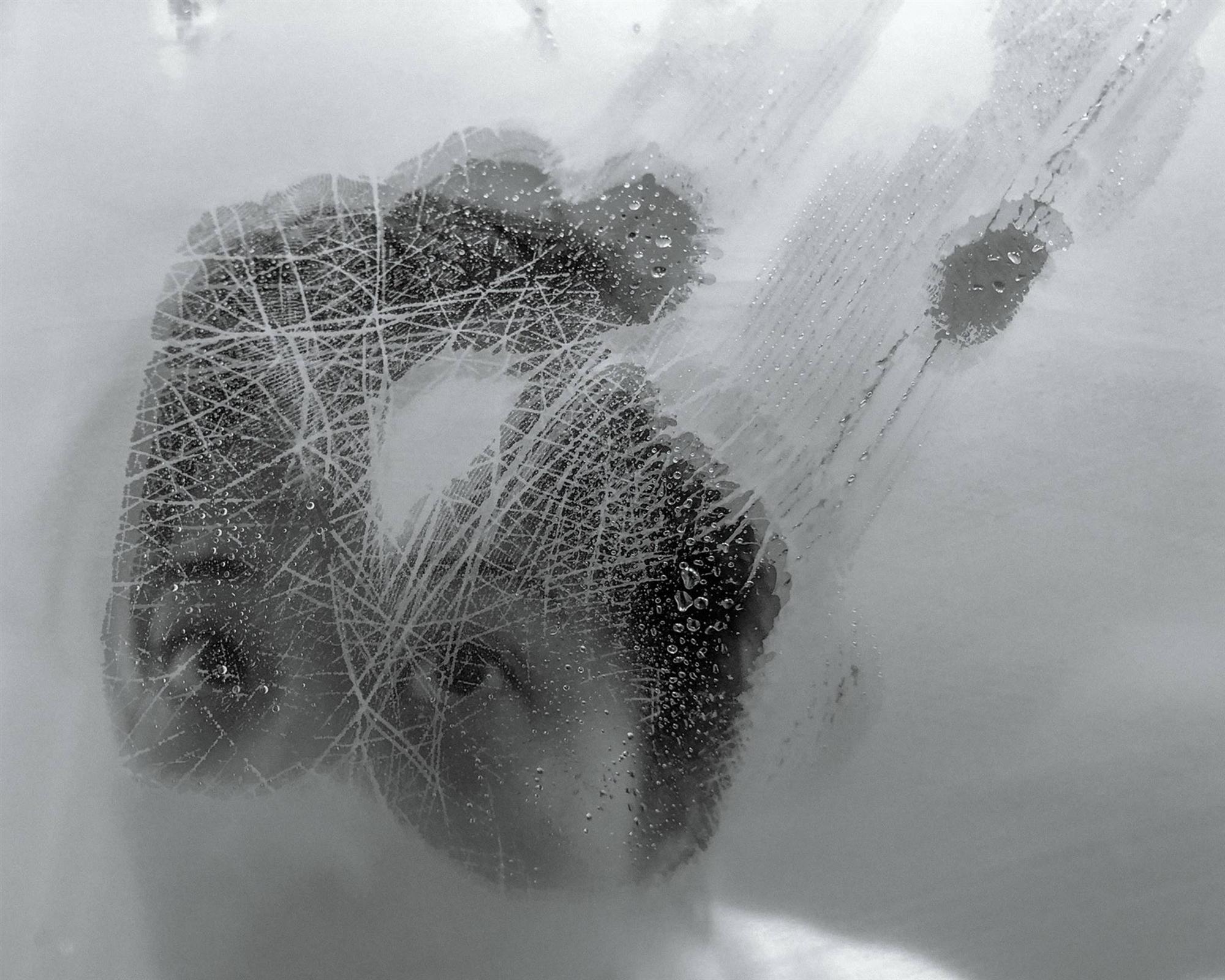 Nhật ký qua ảnh đầy xúc cảm của nữ y tá bị cưỡng hiếp và phải tự mình tìm lấy ánh sáng giữa hố sâu tăm tối-12