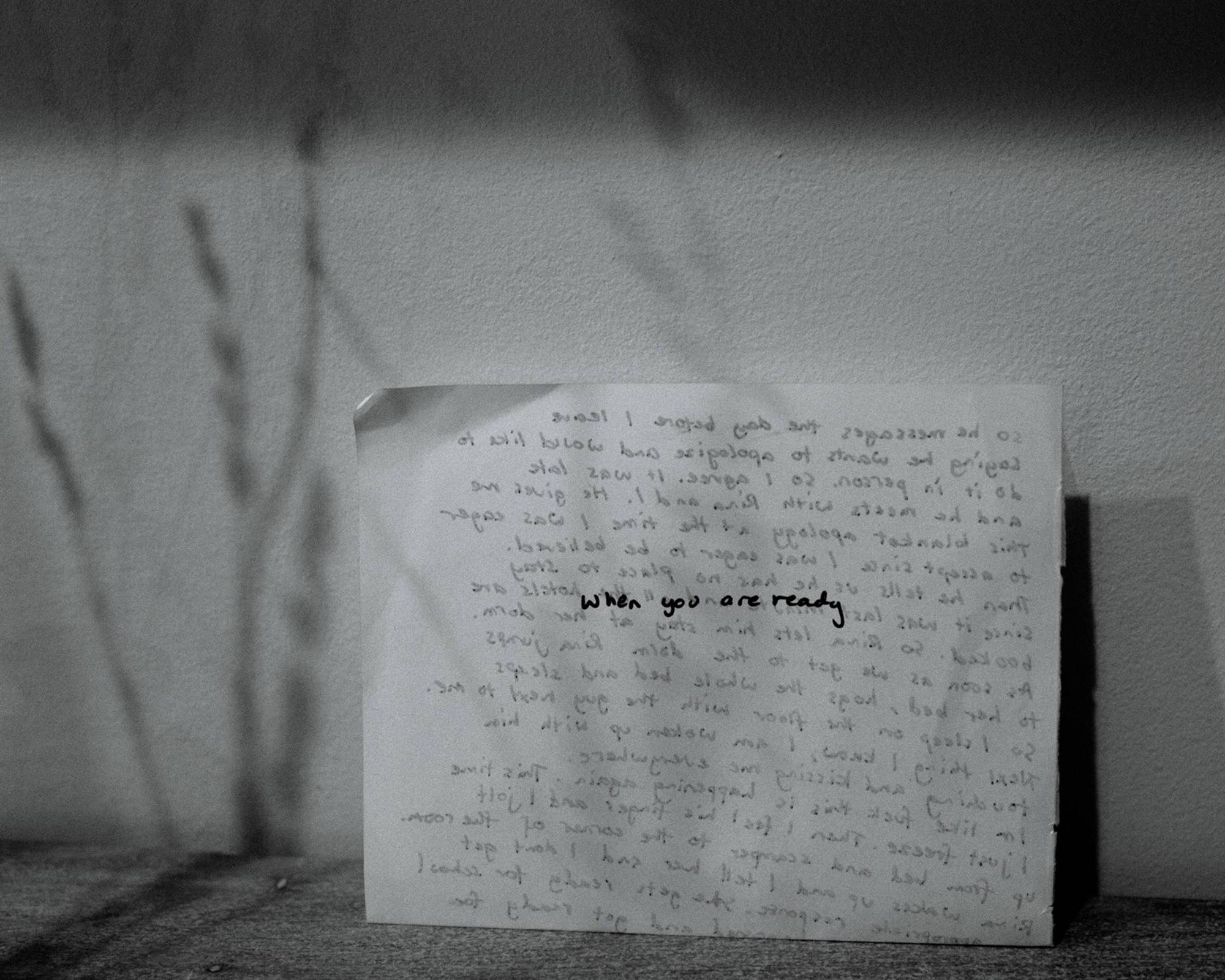 Nhật ký qua ảnh đầy xúc cảm của nữ y tá bị cưỡng hiếp và phải tự mình tìm lấy ánh sáng giữa hố sâu tăm tối-6