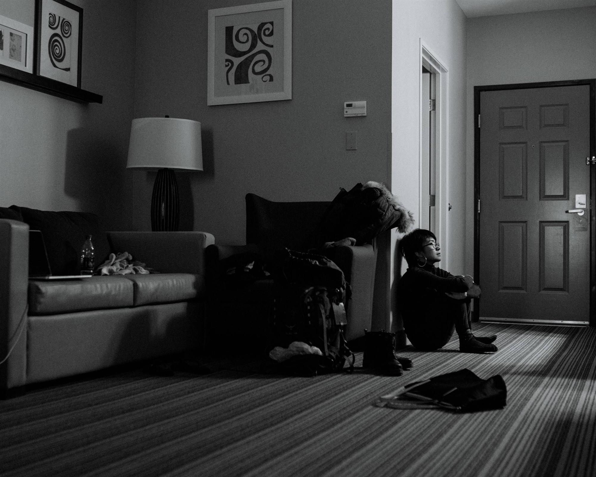 Nhật ký qua ảnh đầy xúc cảm của nữ y tá bị cưỡng hiếp và phải tự mình tìm lấy ánh sáng giữa hố sâu tăm tối-7