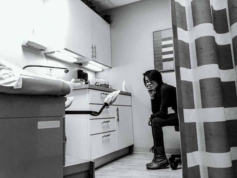 Nhật ký qua ảnh đầy xúc cảm của nữ y tá bị cưỡng hiếp và phải tự mình tìm lấy ánh sáng giữa hố sâu tăm tối-17