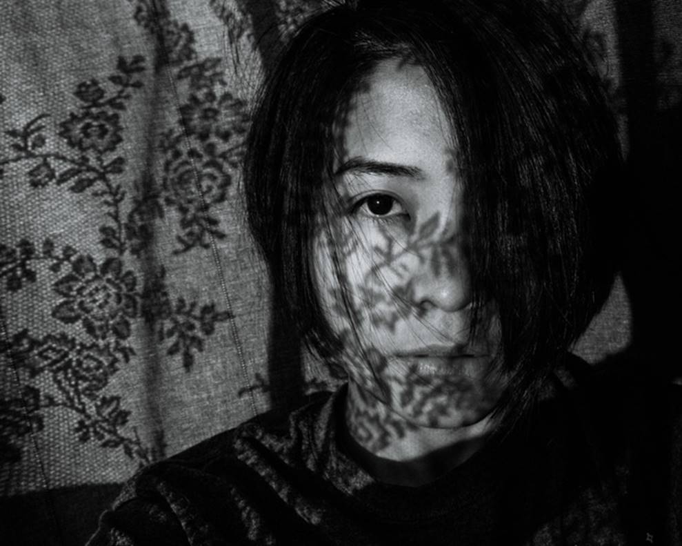 Nhật ký qua ảnh đầy xúc cảm của nữ y tá bị cưỡng hiếp và phải tự mình tìm lấy ánh sáng giữa hố sâu tăm tối-18